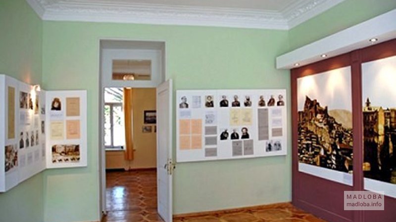 Стена с фотографиями в Nikoloz Baratashvili House-museum