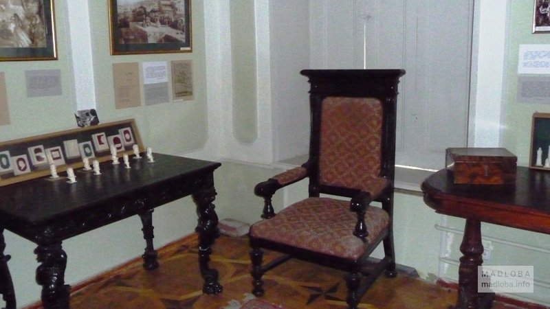 Стол для игры в шахматы в доме-музее Николоза Бараташвили