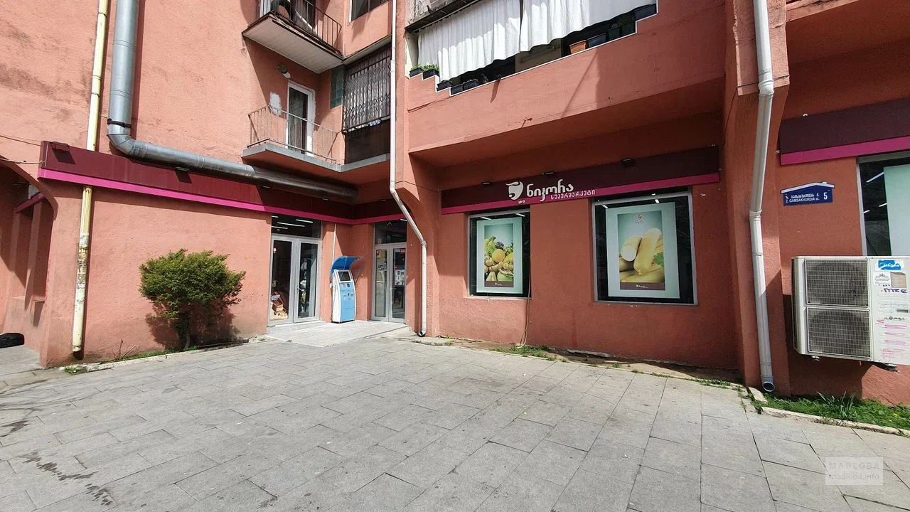 Nikora Supermarket — магазин с напитками и заморозкой на улице Гамсахурдиа в Батуми