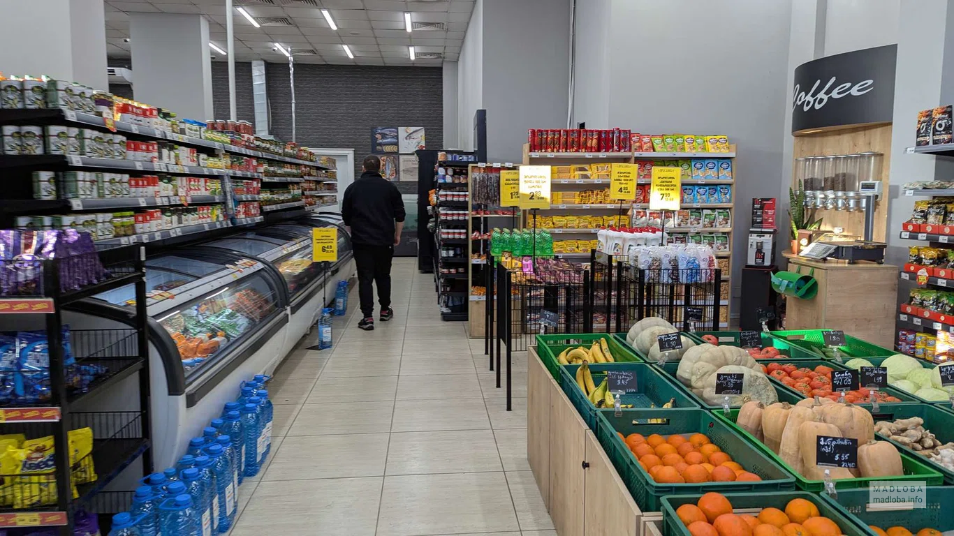 большой ассортимент продуктов в супермаркете Nikora на улице Чавчавадзе в Батуми