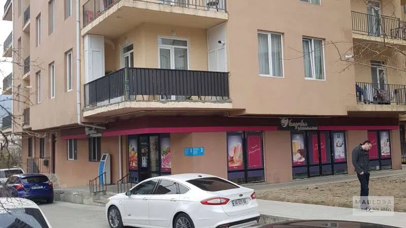 Nikora Supermarket — продуктовый магазин с кулинарией и напитками на улице Залдастанишвили