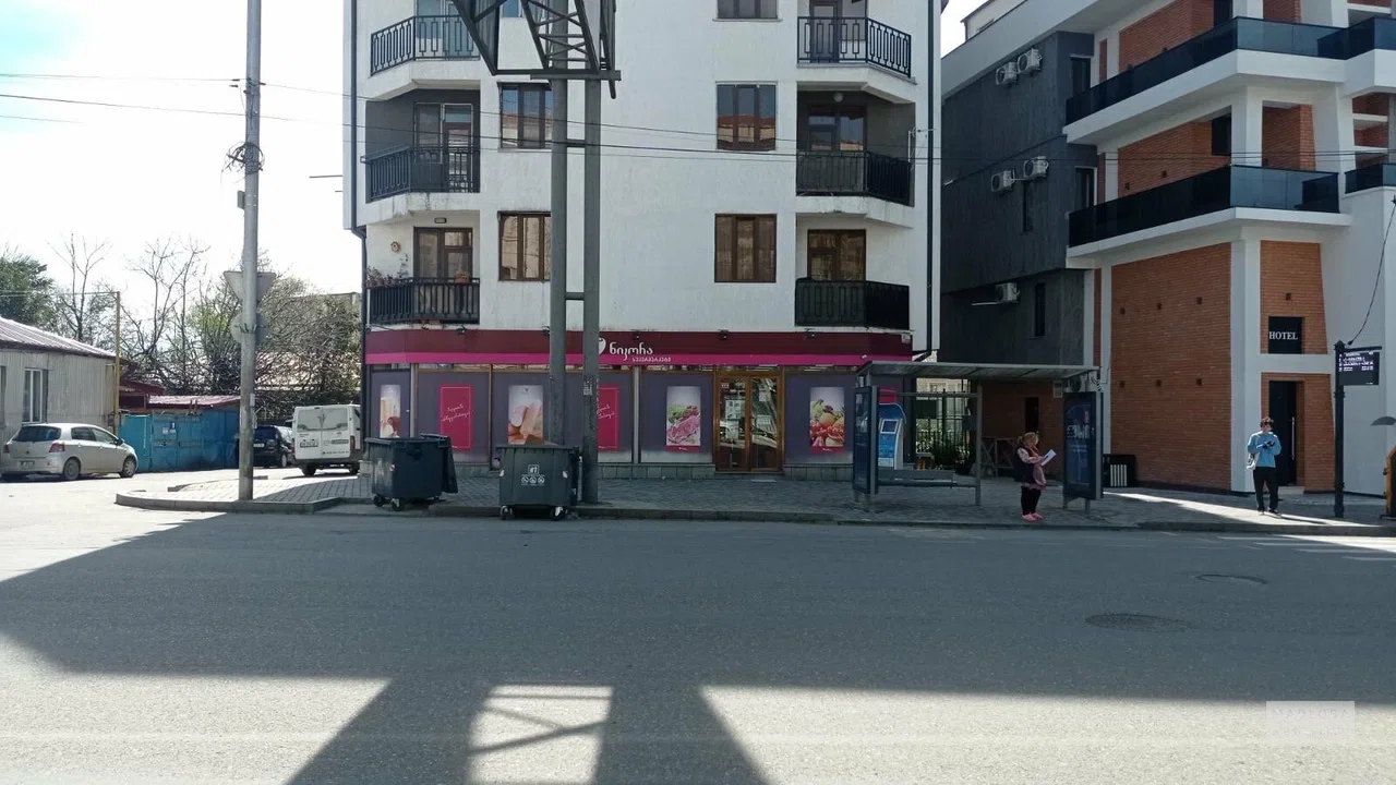 Nikora Supermarket — супермаркет с полуфабрикатами и свежими продуктами на проспекте Руставели в Кутаиси