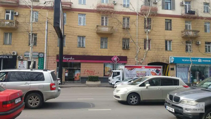Nikora Supermarket — магазин с напитками и продуктами на улице Гамсахурдия