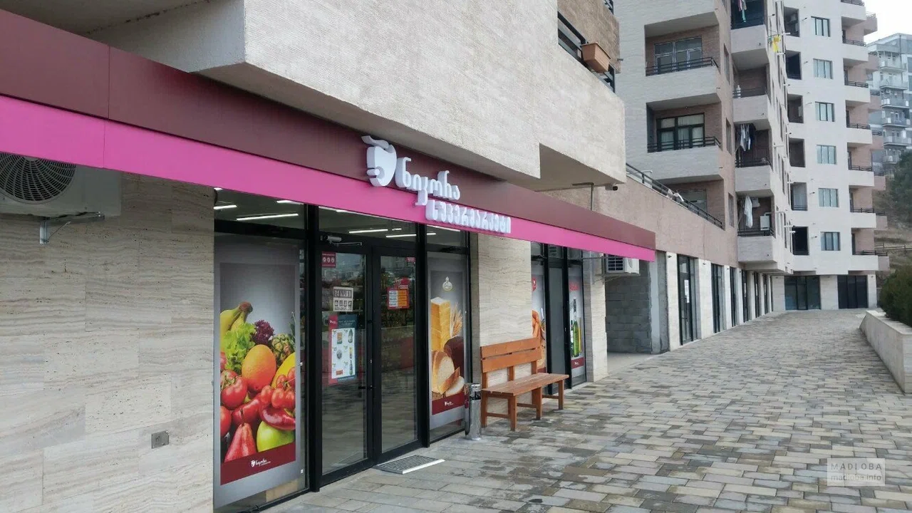 Nikora Supermarket — супермаркет с напитками и свежими продуктами на улице Амберки Табидзе