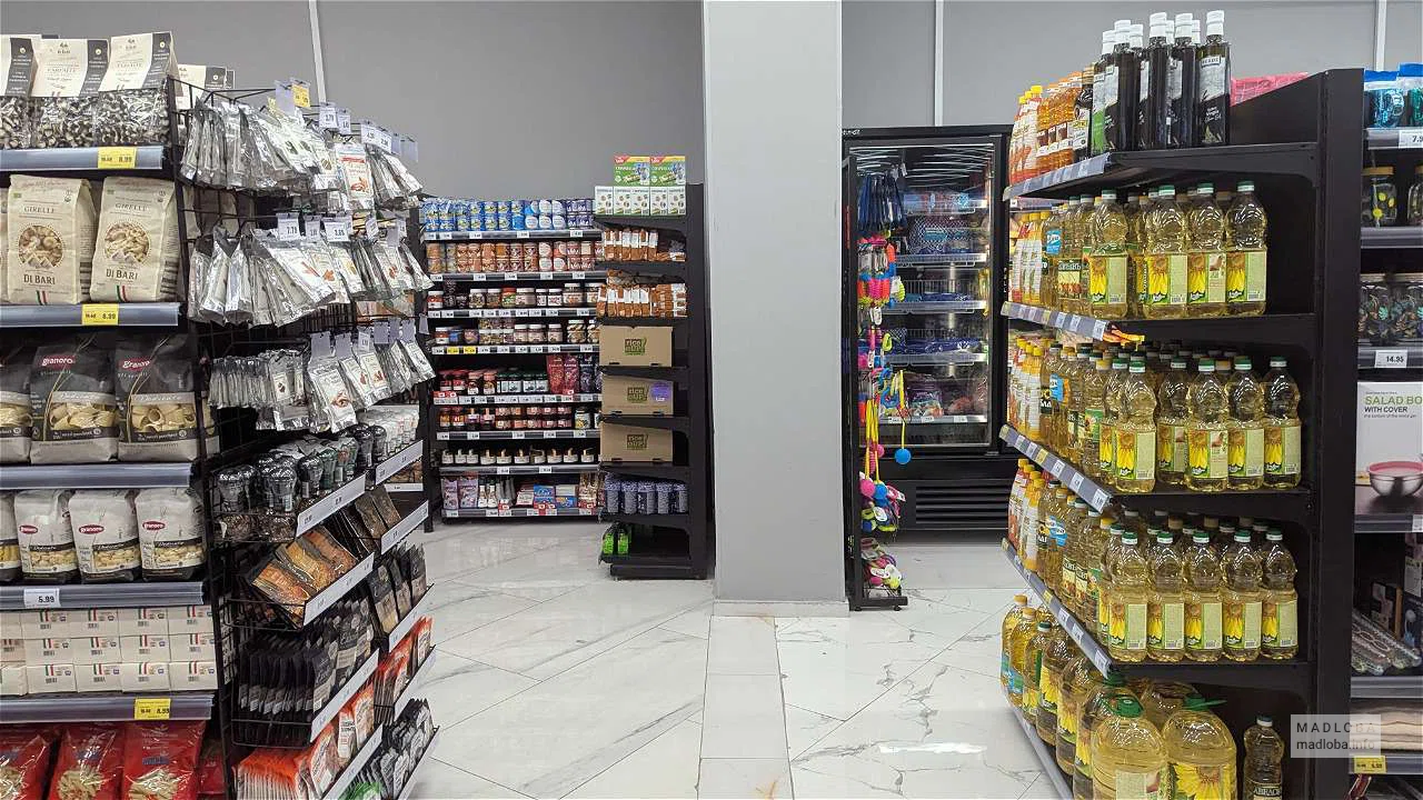 Товары на полках в магазине Никора