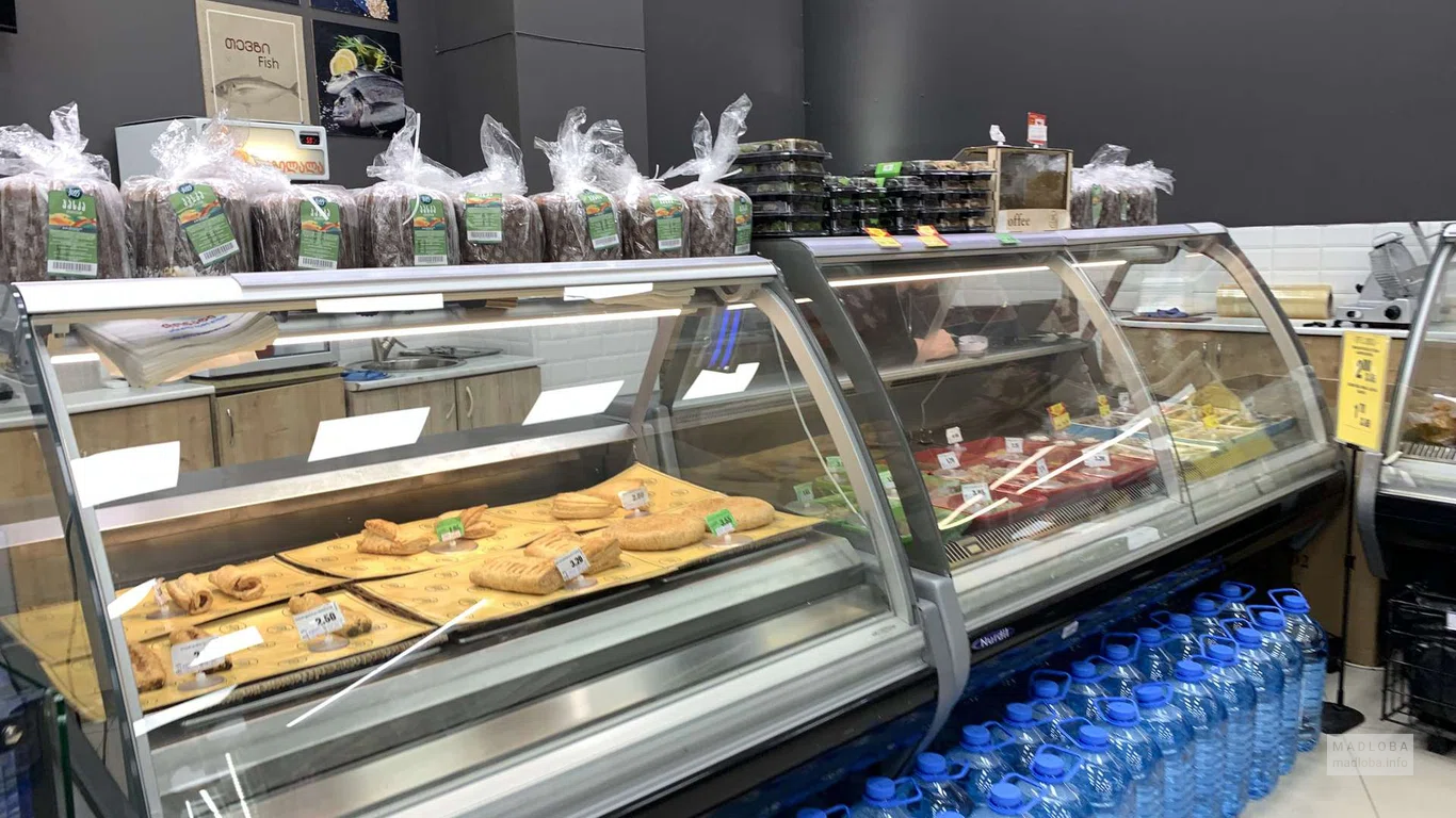 Холодильники с продуктами в супермаркете Nikora