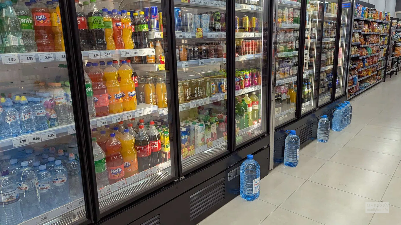 Напитки в холодильнике в магазине Nikora в Батуми на ул. Лермонтова, 67/69