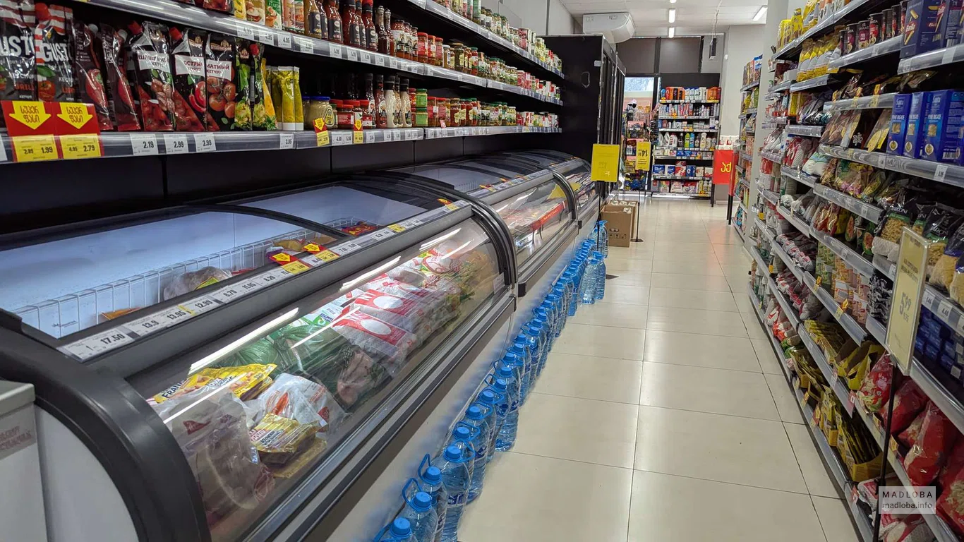 Полки с продуктами в магазине Nikora в Батуми на ул. Лермонтова, 67/69