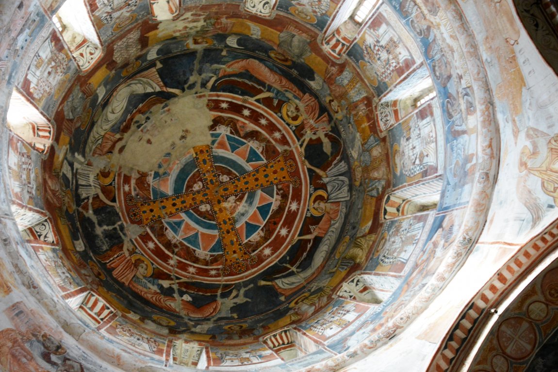 Купол Никорцминдского храма внутри