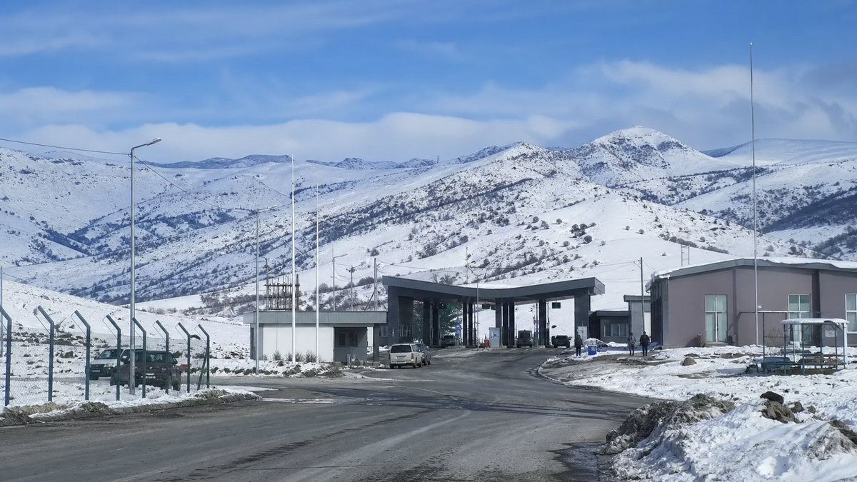 Roads and border crossings between Georgia and Armenia in the Javakheti region, including Ninotsminda and Guguti.