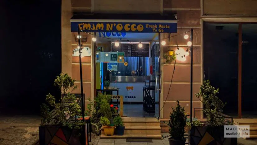 Вход в кафе N'occo Pasta