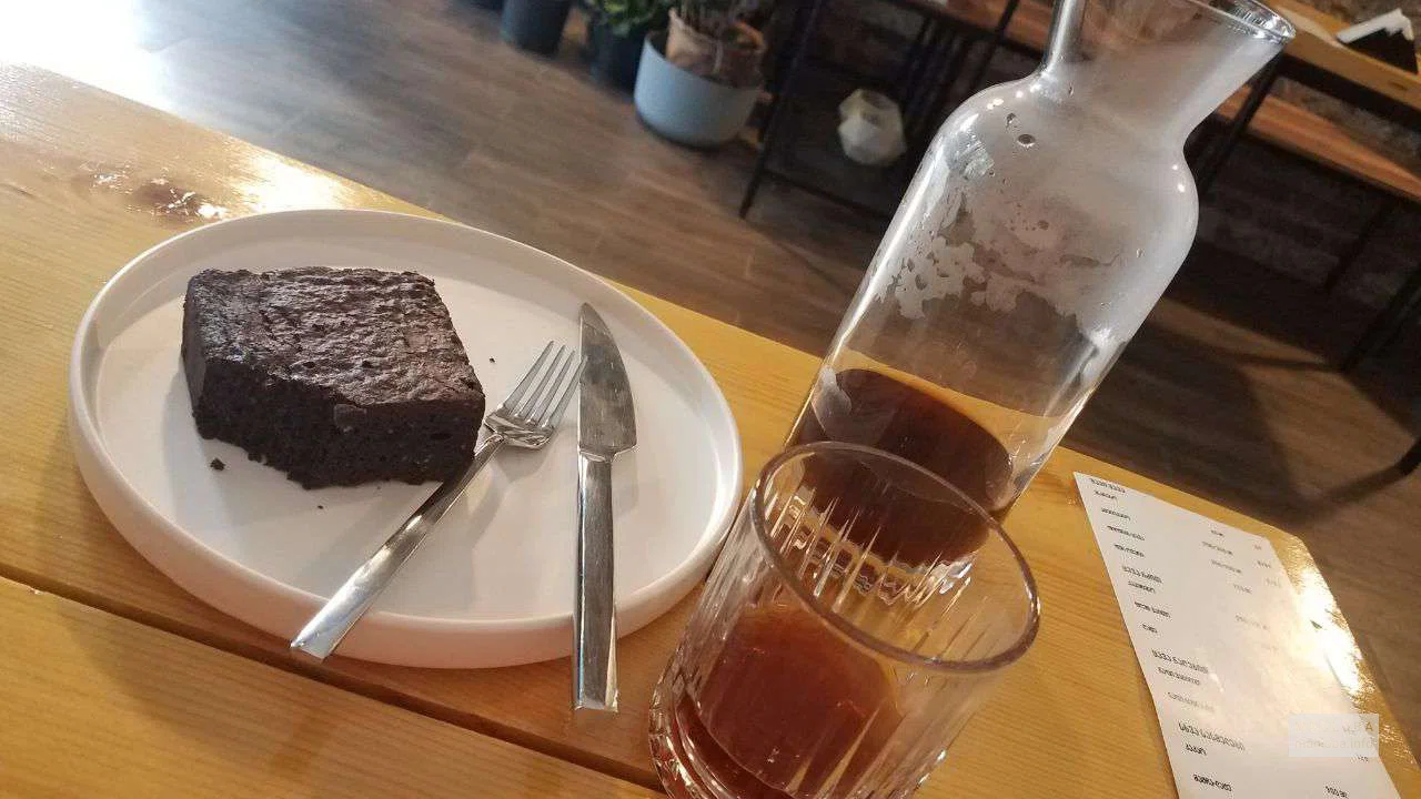 Подача чая с десертом в кофейне Nord
