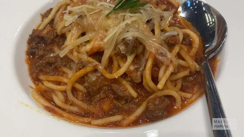 Спагетти с подливкой из мяса