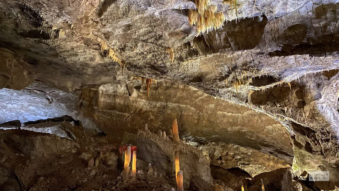 Сталактиты и сталагмиты в Новоафонской пещере