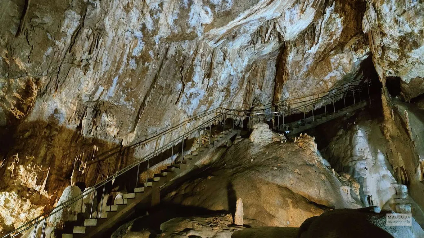 Лестница под сводами Новоафонской пещеры