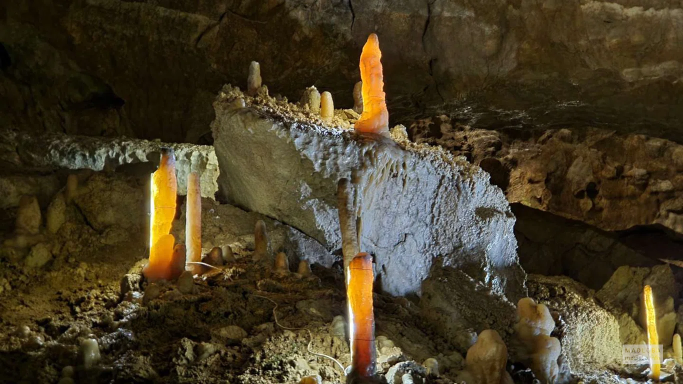 Подсвеченные сталагмиты в Новоафонской пещере