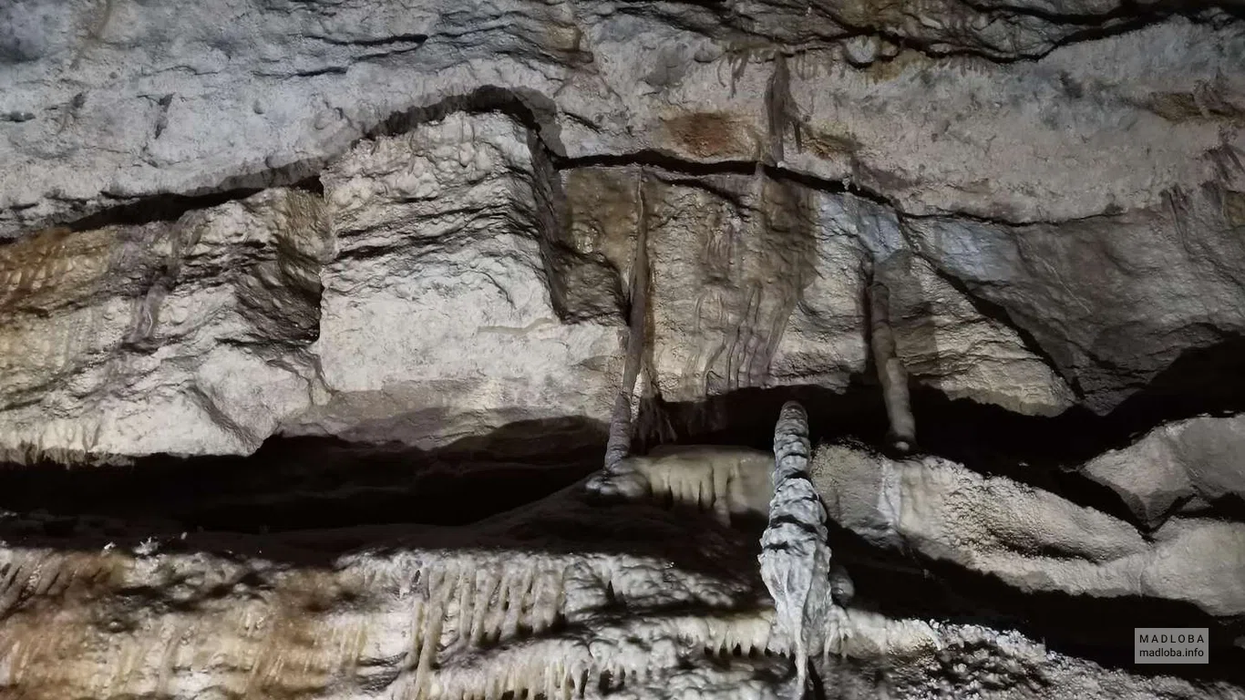 Сталактиты на своде Новоафонской пещеры