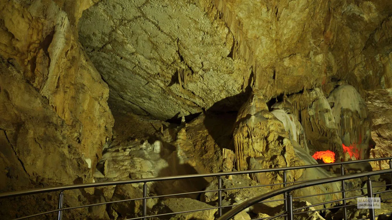 Молодые сталактиты в Новоафонской пещере
