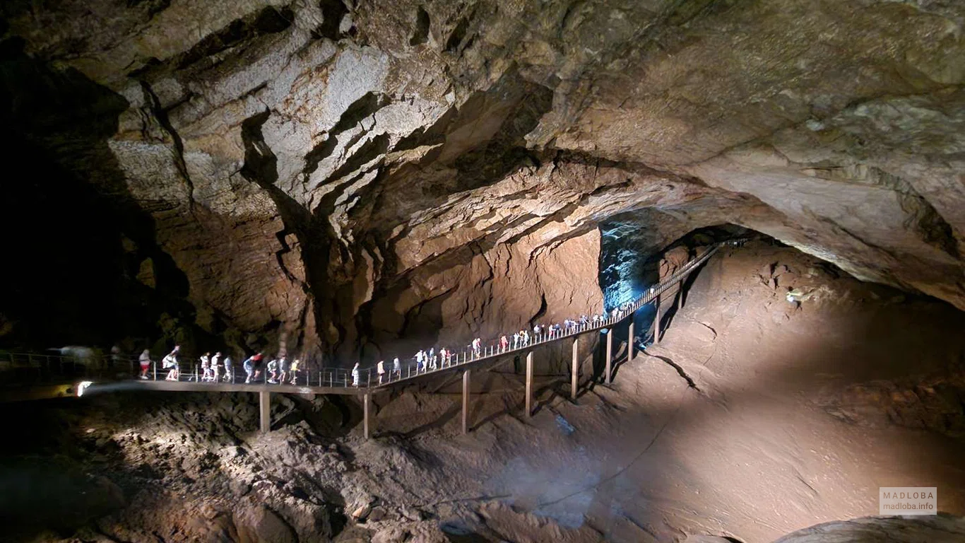 Туристическая группа в Новоафонской пещере