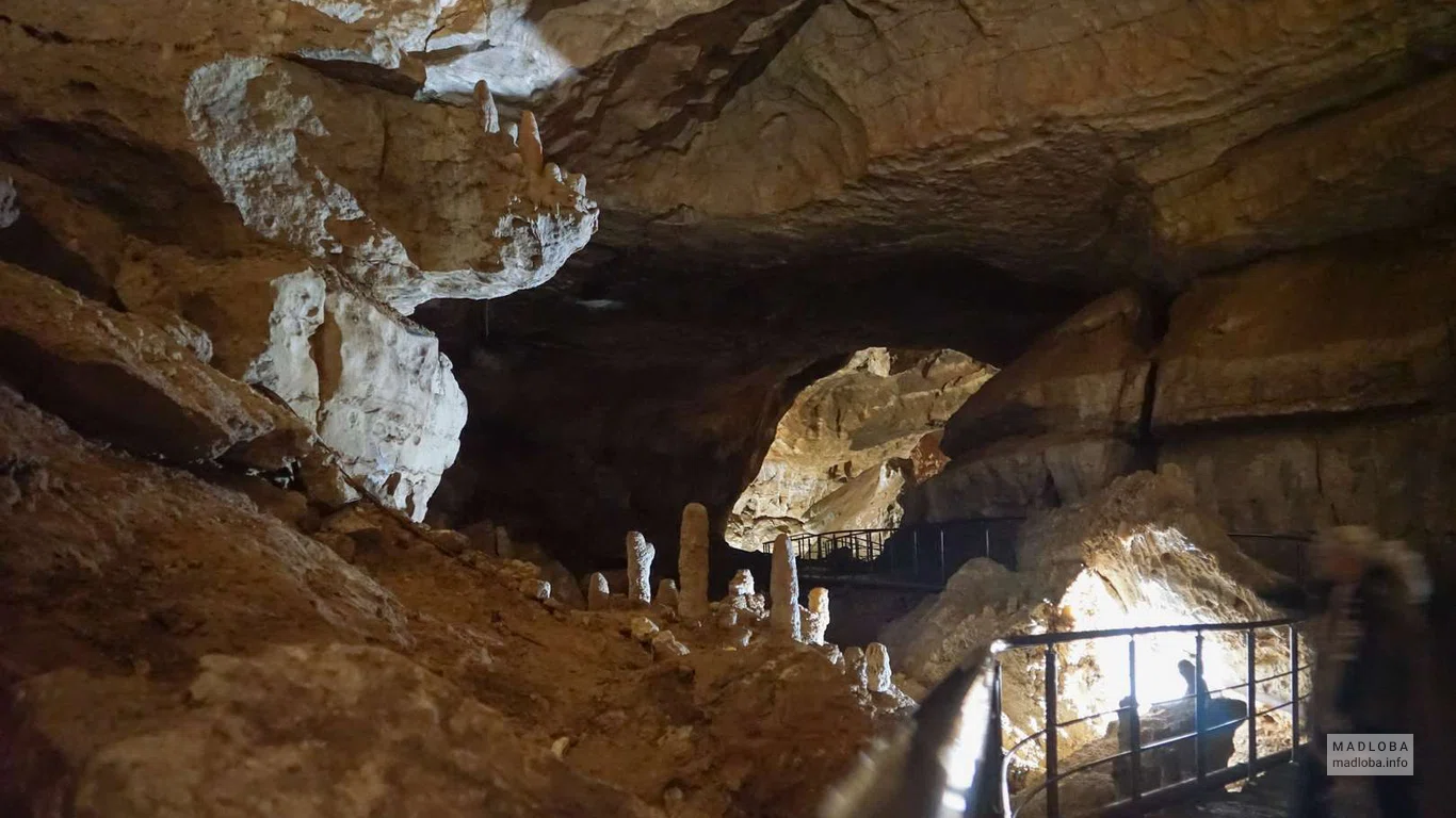 Низкие своды в Новоафонской пещере