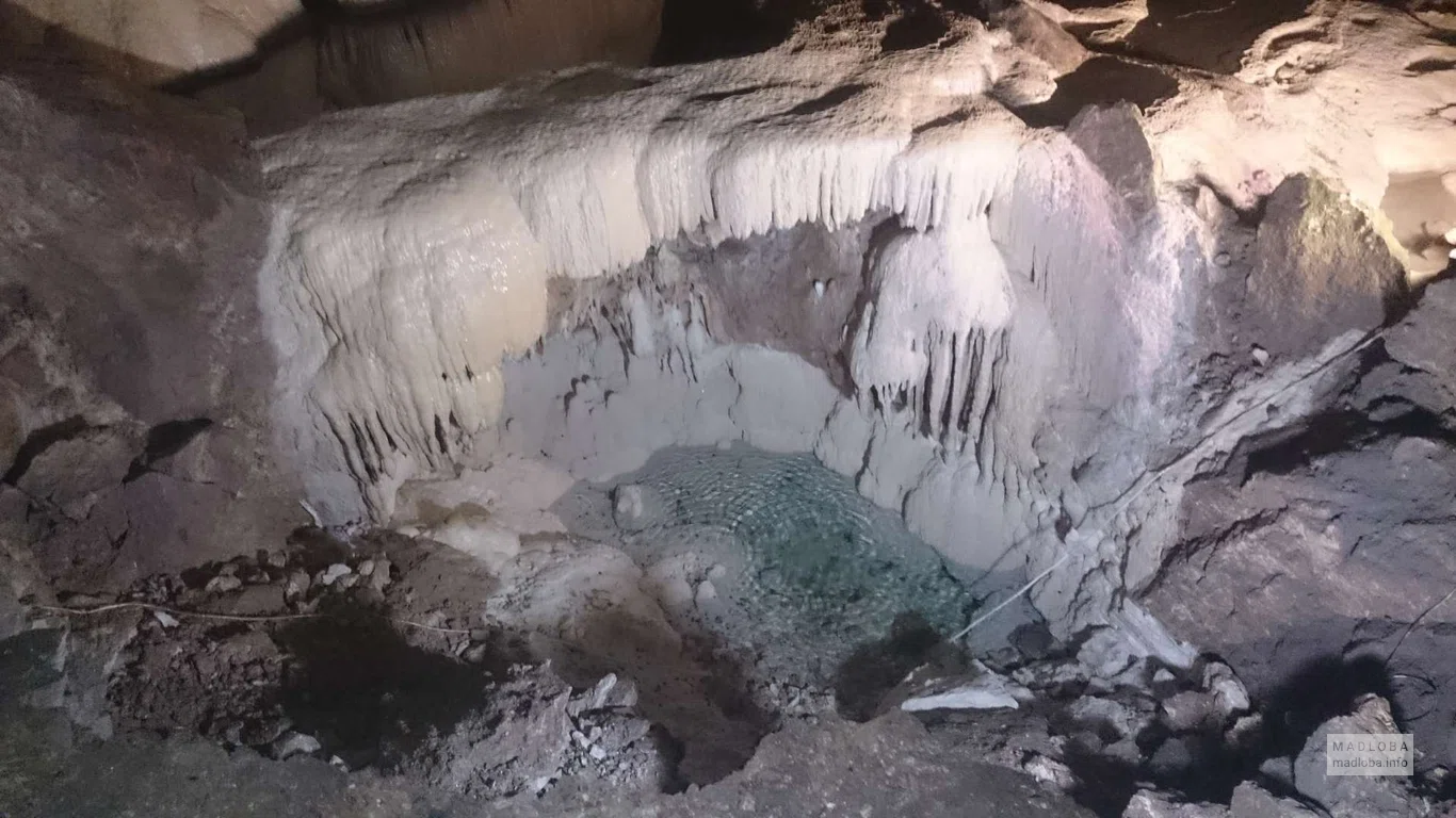 Маленькое озерцо в Новоафонской пещере
