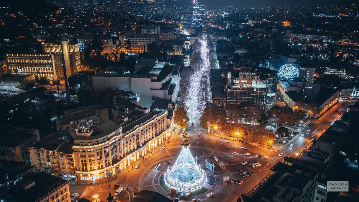 Площадь Свободы в Тбилиси в новогодних украшениях (декабрь 2023).
