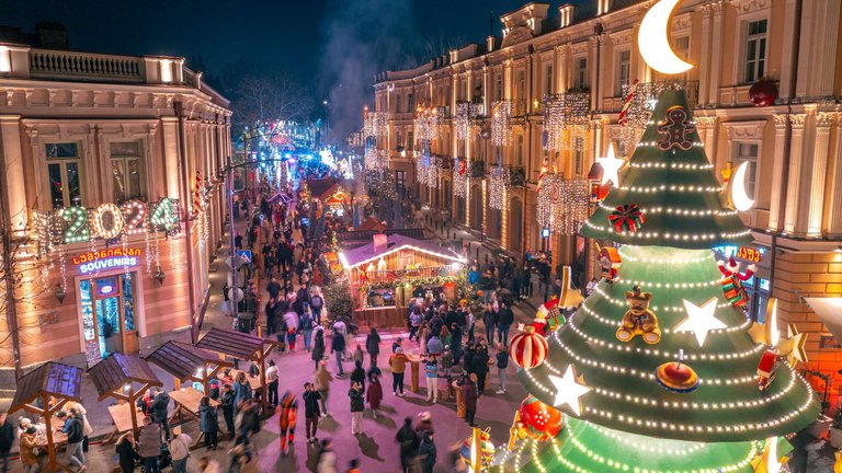 Тбилиси приготовится к встрече Нового года в стиле ограниченного движения транспорта в центре города.