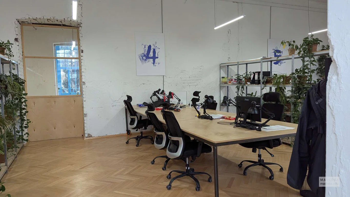 рабочий стол в OLD BOYS COWORKING