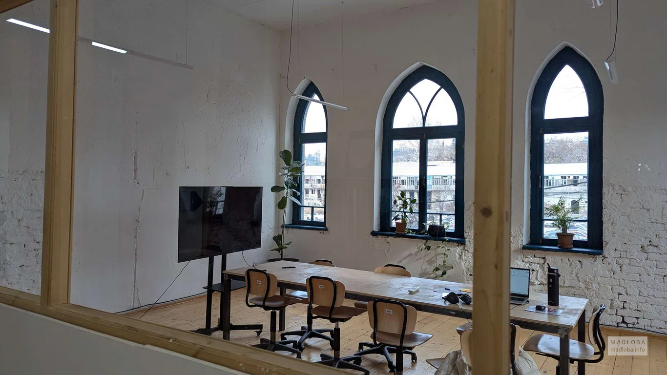 рабочая зона в OLD BOYS COWORKING