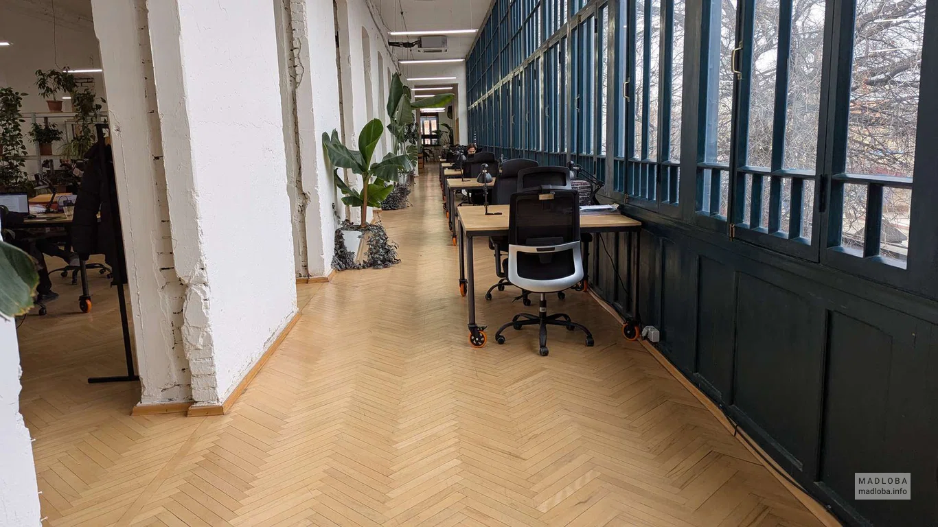 много маленьких столов для работы в OLD BOYS COWORKING