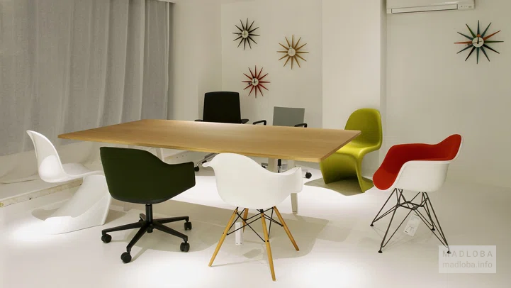 Стол и стулья дизайнерской компании OPERA DESIGN