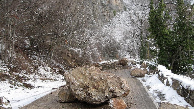 Из-за обвала скалы обездвижена центральная автомагистраль в регионе Рача