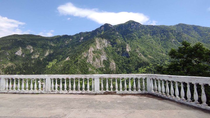 Обзорная площадка с видом на горы в Хуло