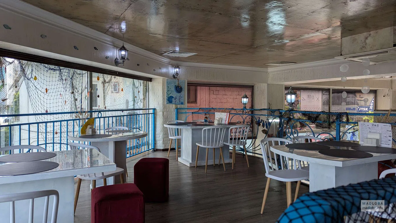 Столики в кафе «Ukha» в Батуми