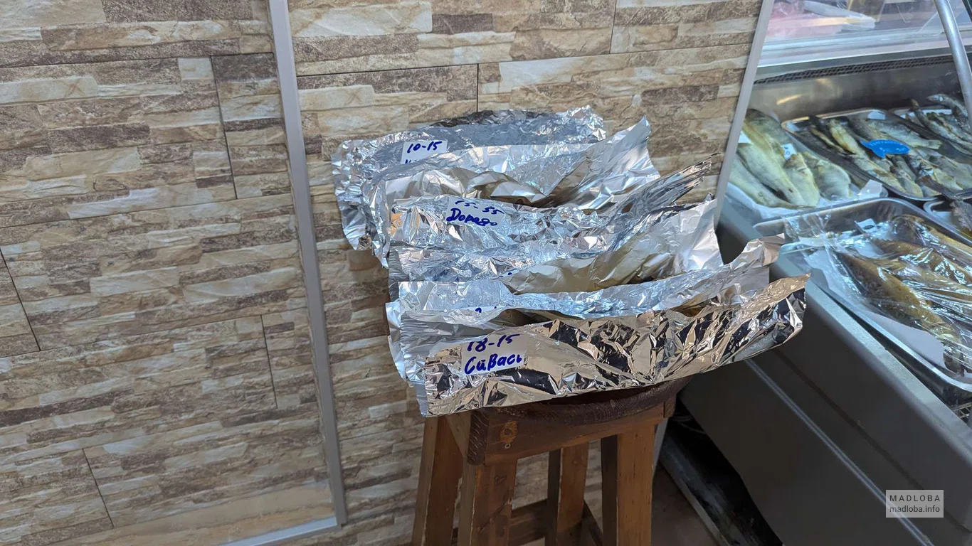 Соленая, копченая и свежая рыба в Ocean Market & Cafe «Ukha