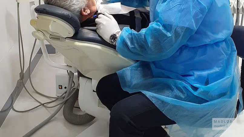 Стоматолог осматривает пациентку