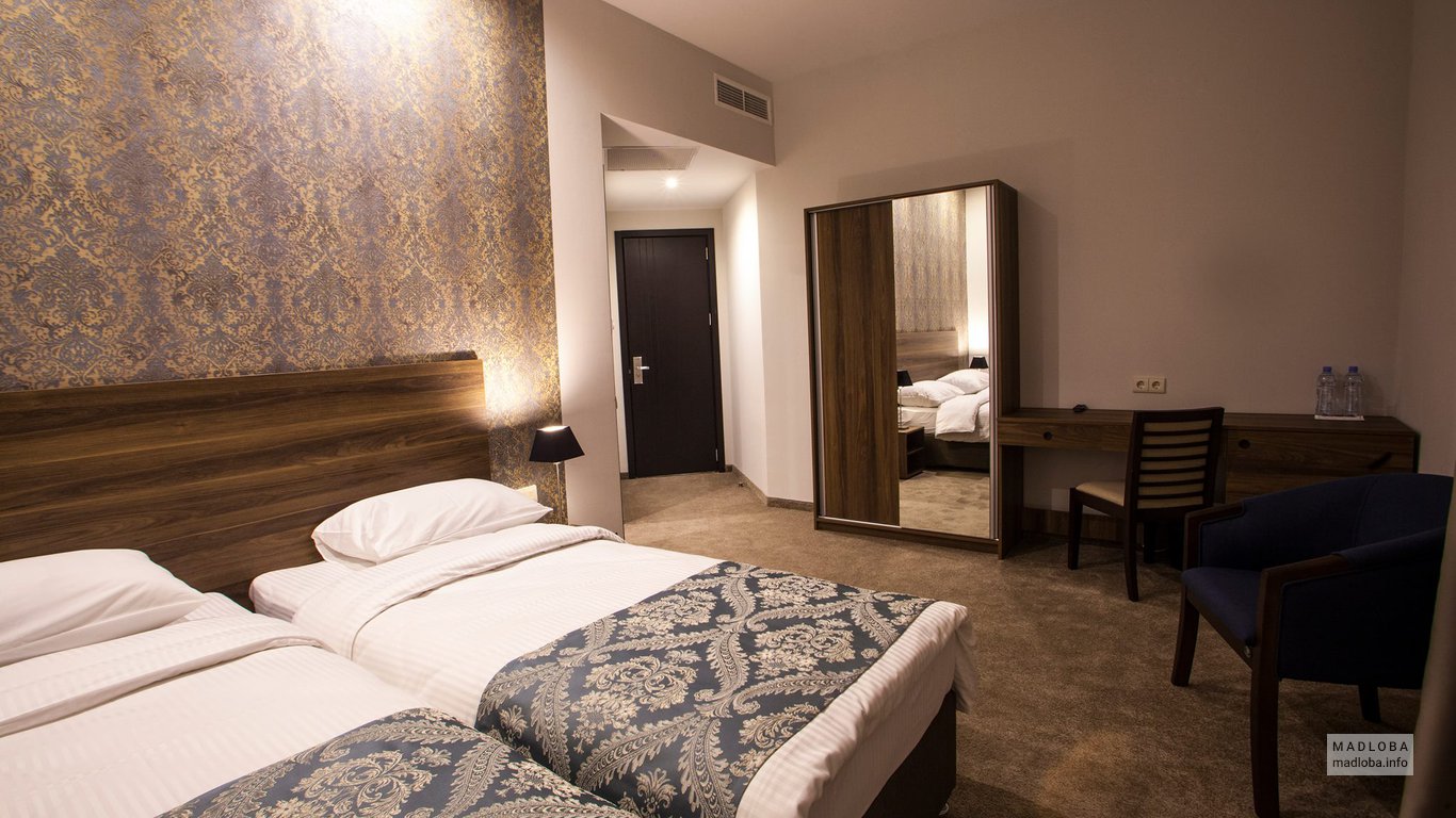Кровати в номере отеля Тбилиси