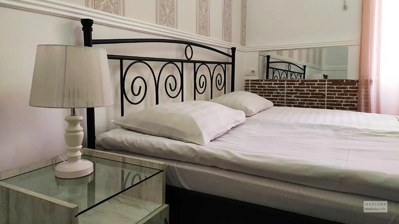 Кровать в гостевом доме Тбилиси
