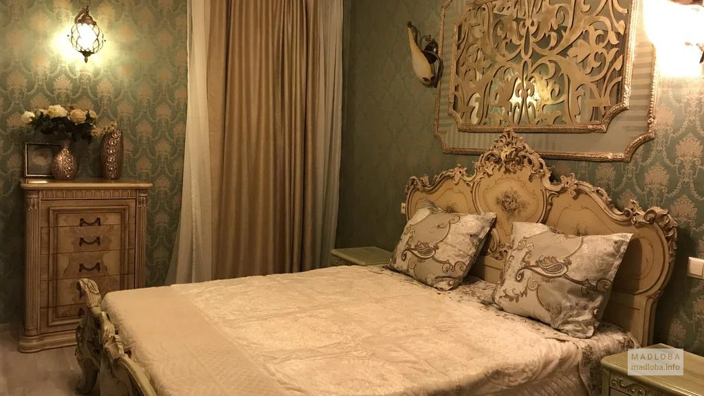 Кровать в номере отеля Old Tbilisi Gate