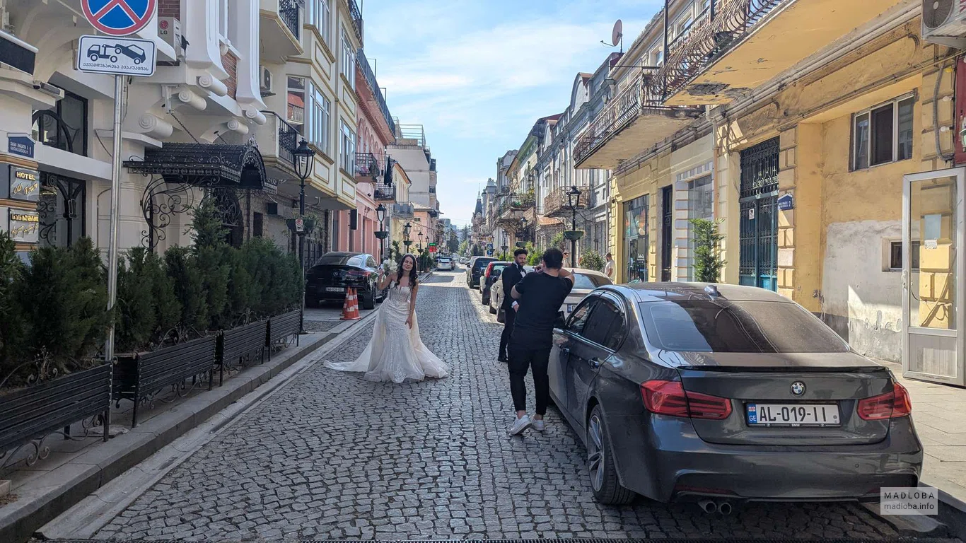 Жених и невеста около Hotel Old Town в Батуми