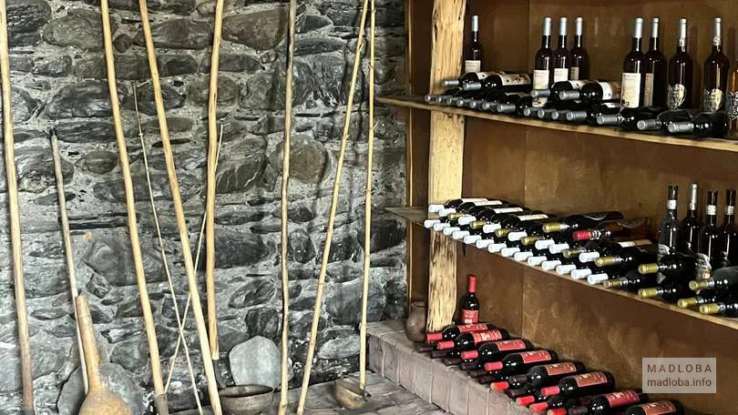 Полки с вином в баре "Old Vine"