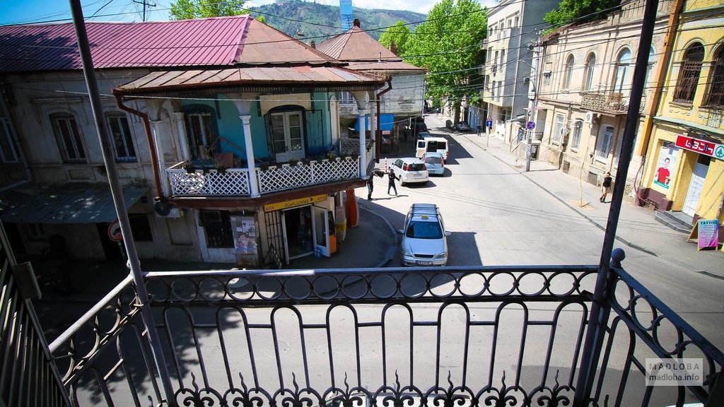 Вид с балкона в номере отеля Однажды в Тбилиси