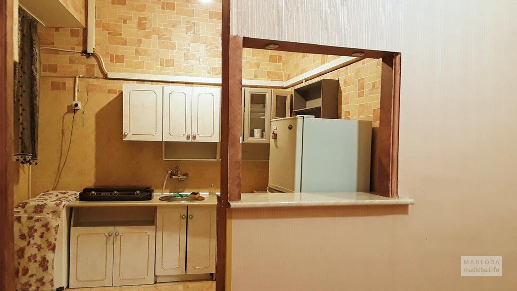 Кухня в номере отеля Однажды в Тбилиси