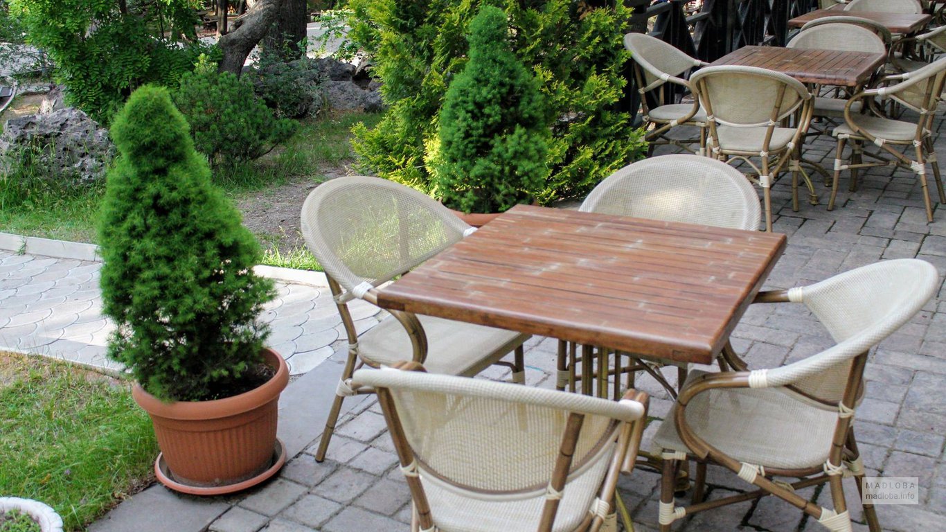 Столы для гостей в ресторане Оранжерея в Тбилиси