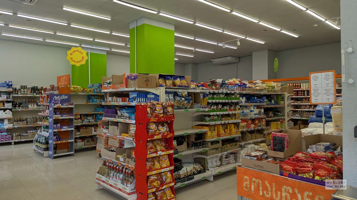 Ряды с товарами в супермаркете Ori Nabiji