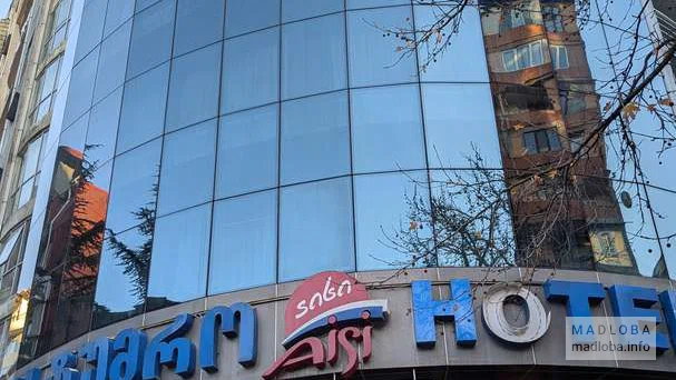 Современное здание отеля Aisi с фасадом из стекла в Батуми