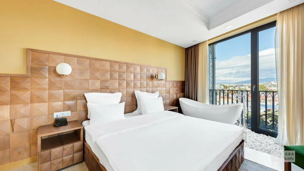 Кровать в номере отеля Аманте Нарикала