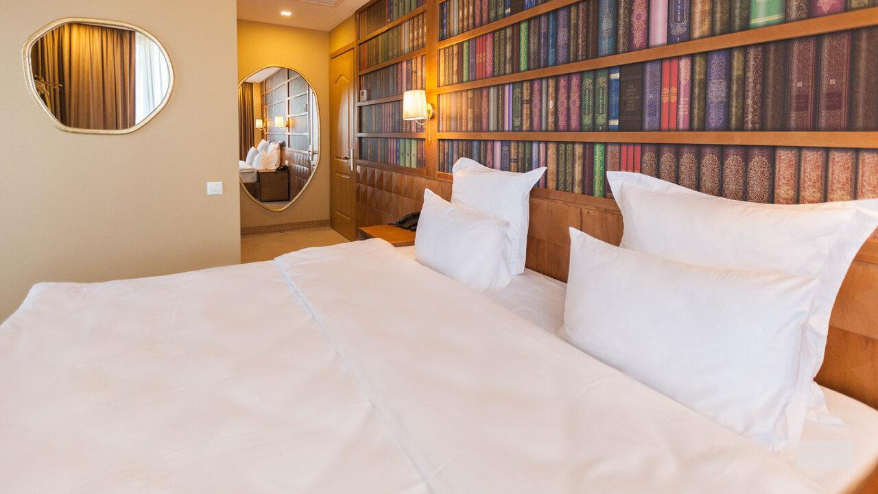 Кровать в номере Amante Narikala Hotel