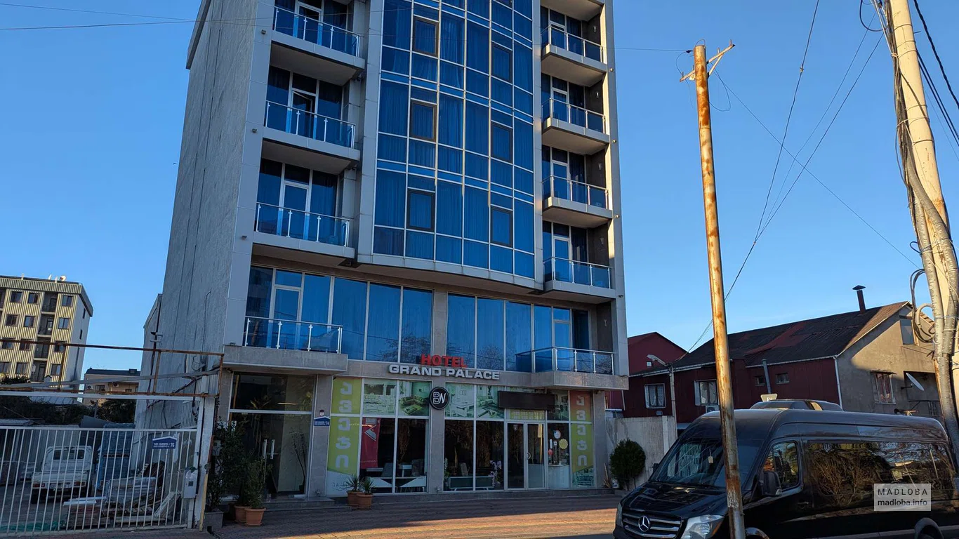 Вход в отель Grand Palace Hotel