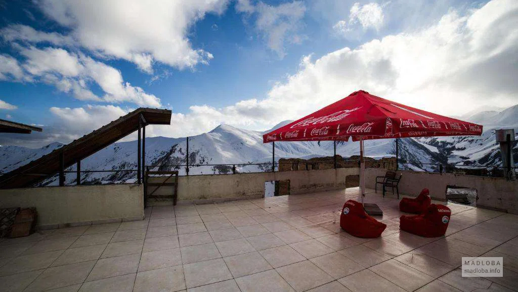 Крыша с террасой в отеле «Gudauri View Point Hotel»